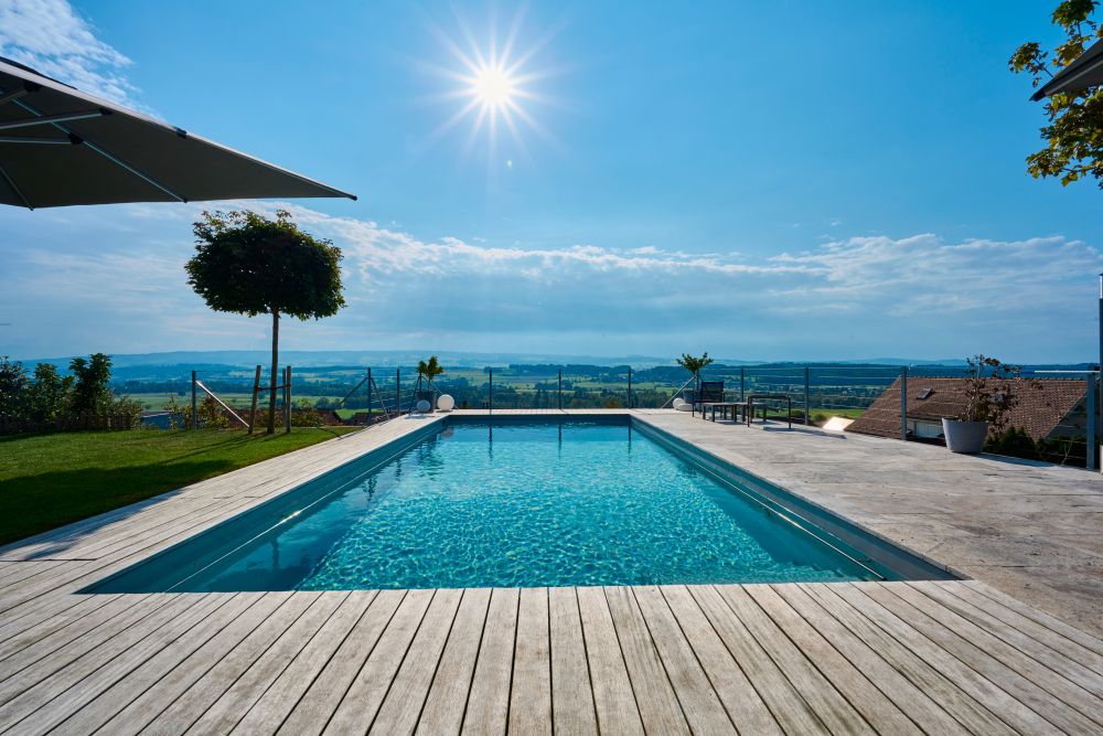 Moderner Garten mit Schwimmbecken, Holzdeck und Sitzbereich, Gartenbau Aargau von Schoop Gartenbau