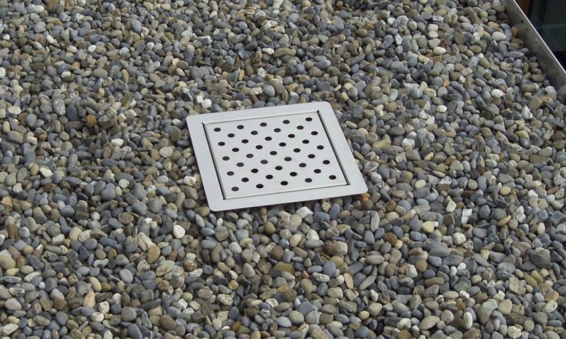 Edelstahl Entwässerungsschacht auf Kiesdach für Gartenbau Aargau von Schoop Gartenbau