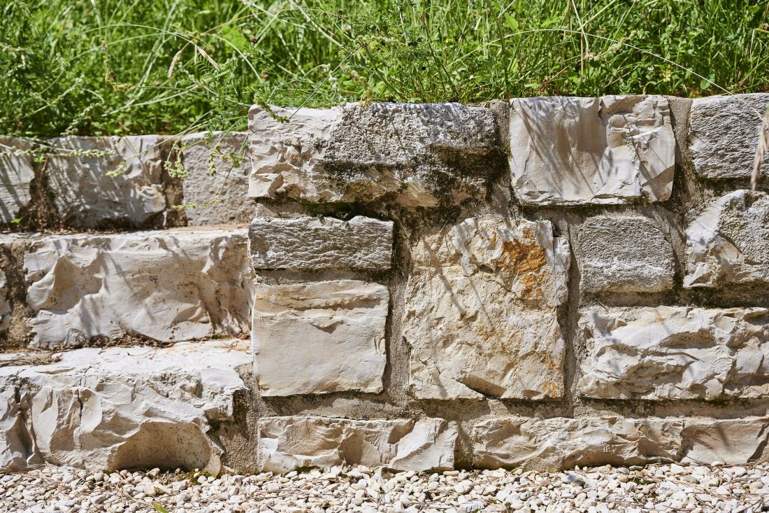 Mauer aus Naturstein in der Gartengestaltung