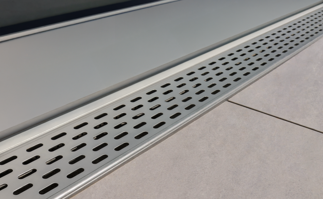 Edelstahl Entwässerungsrinne mit Schlitzöffnung auf Terrasse für Gartenbau Aargau von Schoop Gartenbau