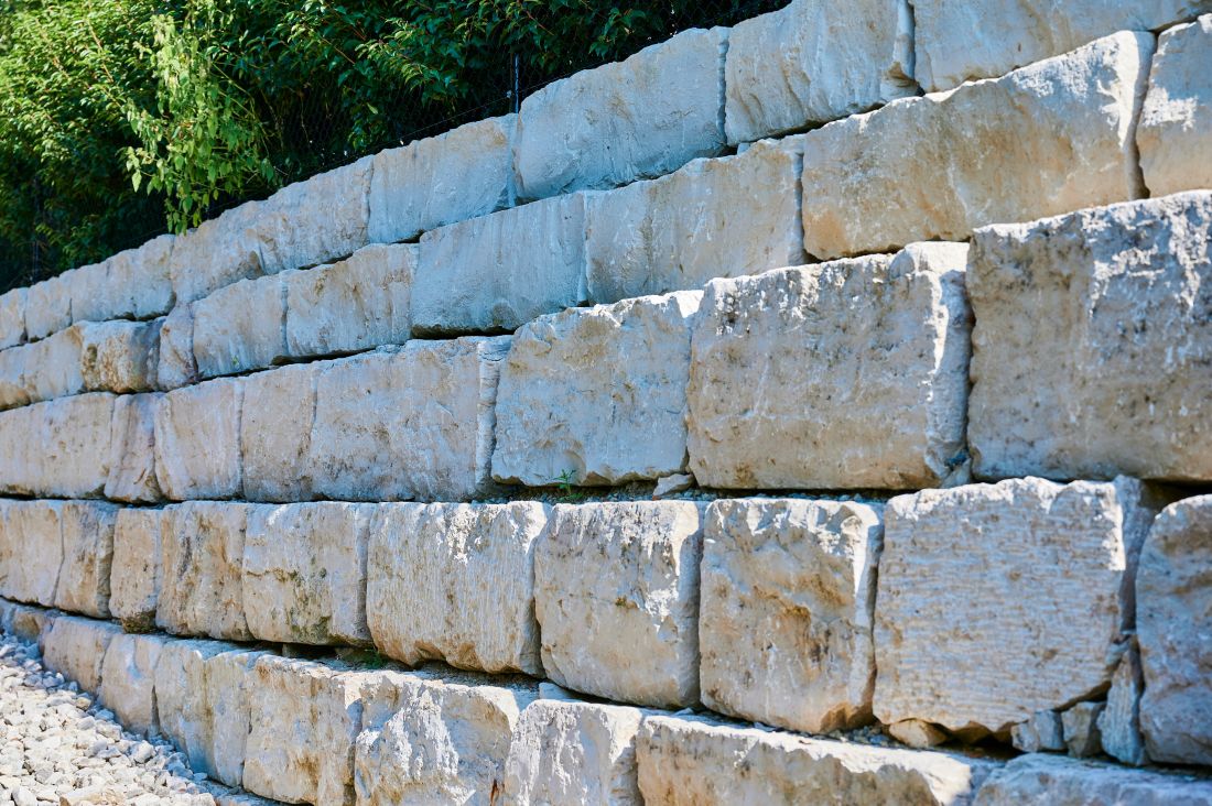 Naturstein in der Gartengestaltung, massive Mauer