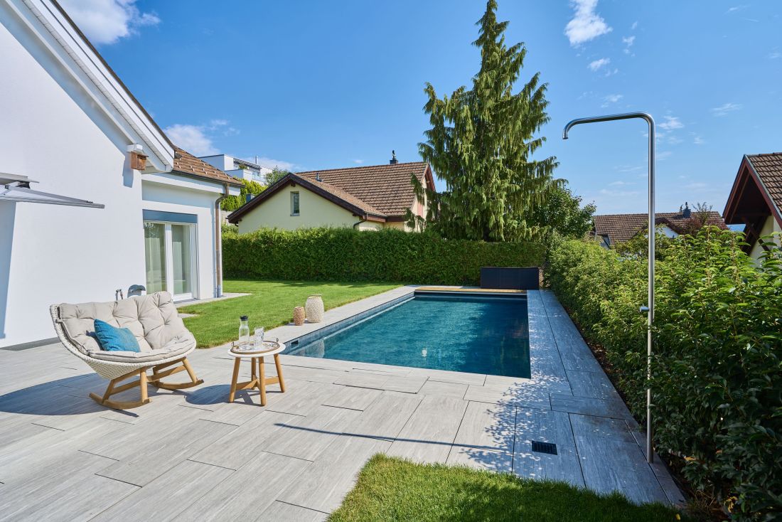 Moderner Garten mit Pool, Lounge-Sessel und gepflegtem Rasen, Gartenbau Aargau von Schoop Gartenbau