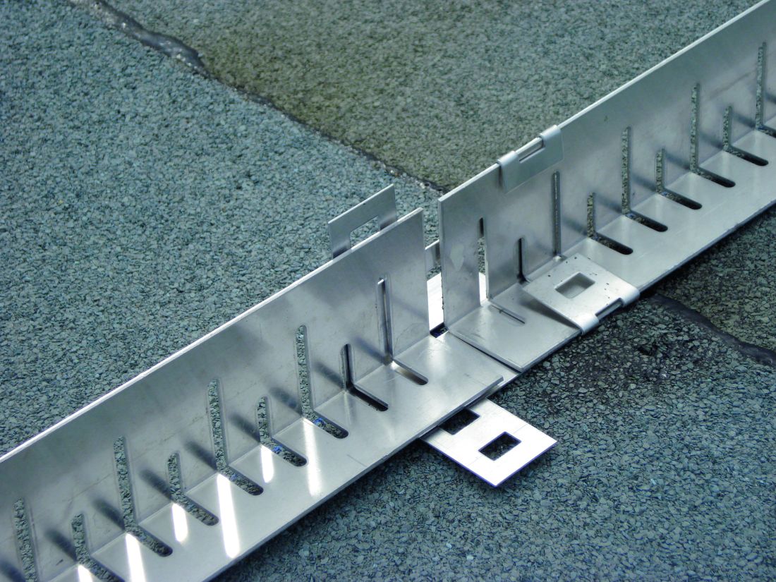 Edelstahl Entwaesserungsrinne mit Schaechten fuer Terrasse und Flachdach von Schoop Gartenbau Aargau