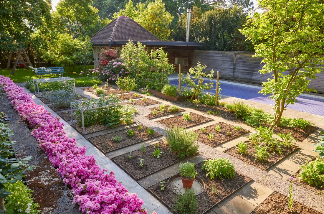 Gut gepflegte Gartenbeete mit automatischer Bewässerung und blühenden Pflanzen im Gartenbau Aargau von Schoop