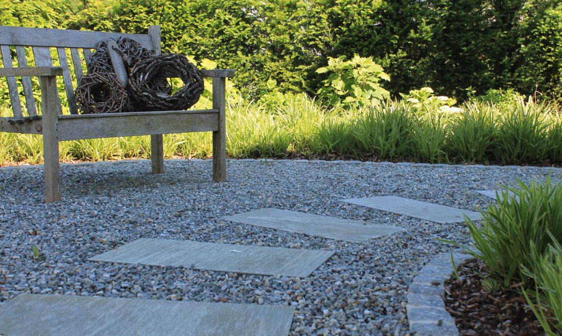 Gartenweg mit Natursteinplatten und Kies, Holzbank mit Dekoration, Gartenbau Aargau von Schoop Gartenbau