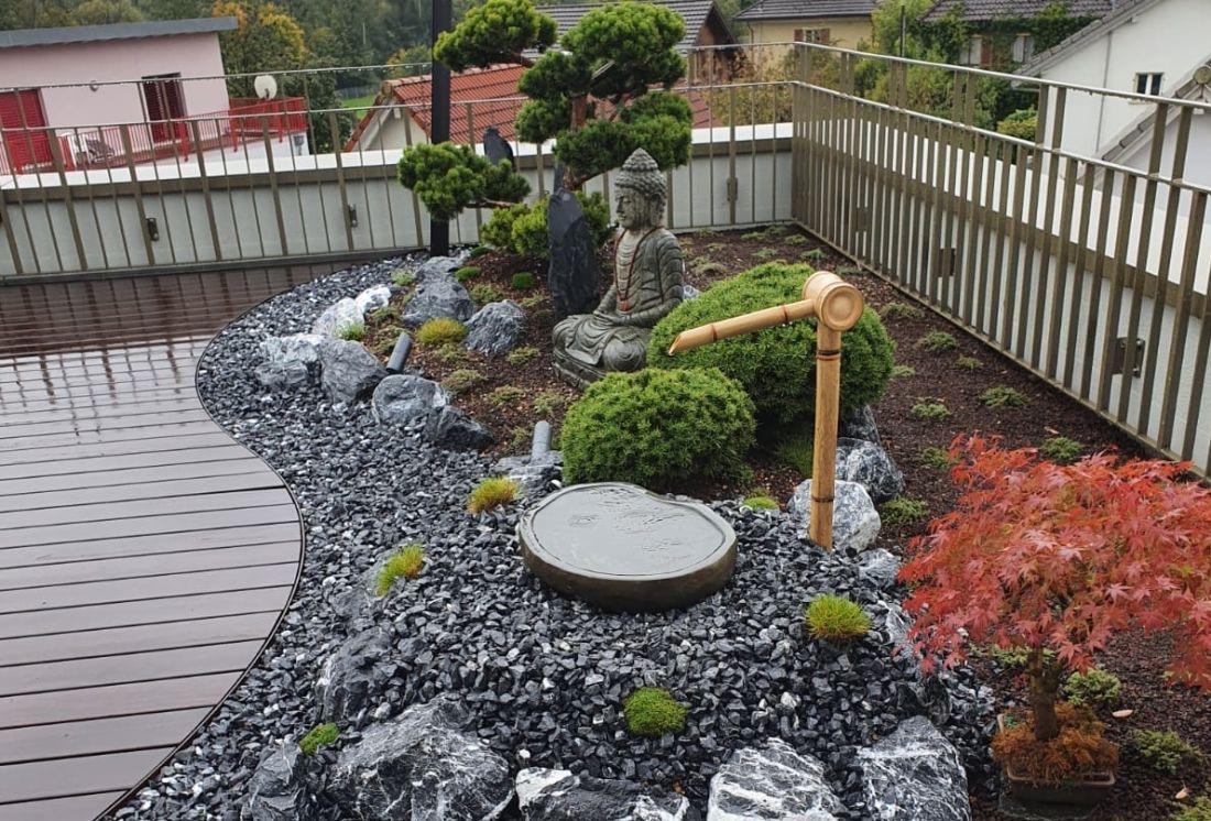 Zen-Garten mit Buddha-Statue, Bambus-Wasserspiel und Kieselsteinen bei Schoop Gartenbau Aargau