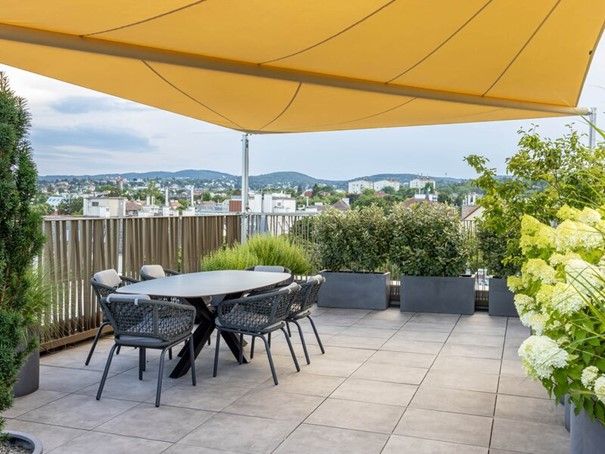 Terrassensitzplatz mit Bepflanzung, Sonnensegel und Plattenbelag, Gartenbau Schoop Aargau