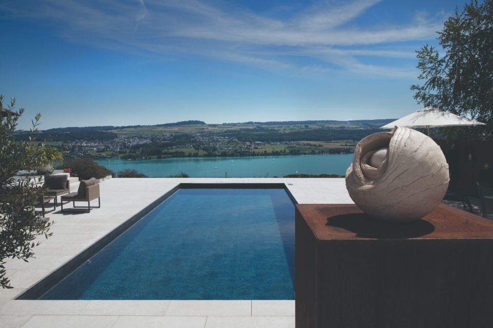 Moderner Pool mit Aussicht, Kunst und Bodenplatten, Gartenbau Aargau von Schoop Gartenbau