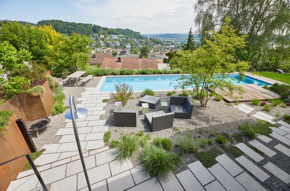Sitzplatz, Pool, Hochbeete und Liegefläche, Plattenboden vom Profi, Gartenbau Schoop im Aargau