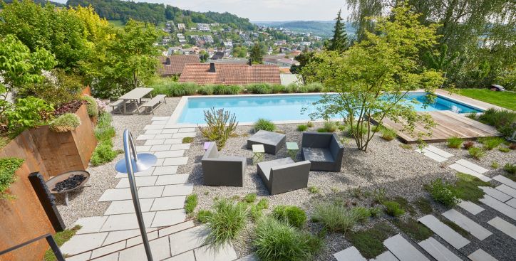 Sitzplatz, Pool, Hochbeete und Liegefläche, Plattenboden vom Profi, Gartenbau Schoop im Aargau